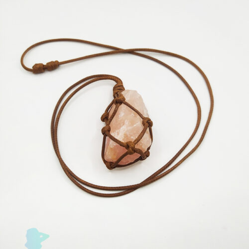 Wisiorek na rzemyku z surowego kwarcu różowego 01